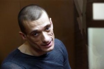 «Зашивал рот и прибивал половые органы к брусчатке»: российский художник попал в психушку во Франции