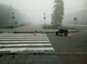 В центре Запорожья парни рассекали по бульвару на мотоцикле (Фото)