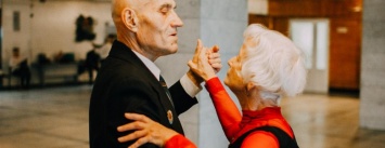 "Я ей сказал - до 90 лет будем танцевать!": как влюбленные запорожцы нашли друг друга благодаря танцам