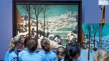 Австрийский фотограф "дорисовывает" посетителей музеев в картинах