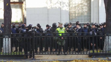 Полицейские под Радой выпустили нардепов и пытались штурмовать митингующих