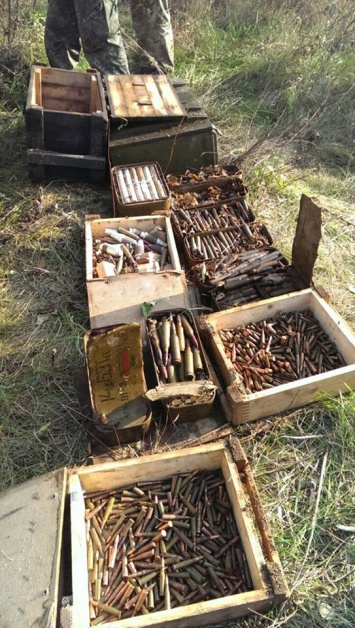 В прифронтовом районе Луганщины полицейские нашли тайник с боеприпасами (Фото)