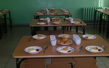Херсонские школьники вынуждены пить и есть из надколотой и разбитой посуды