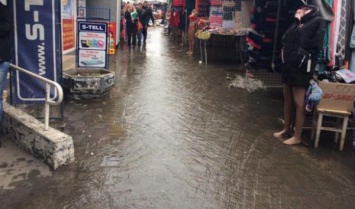 В Запорожье затопило центральный рынок (Видео)