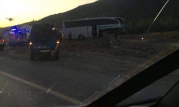 В Турции туристический автобус столкнулся с грузовиком
