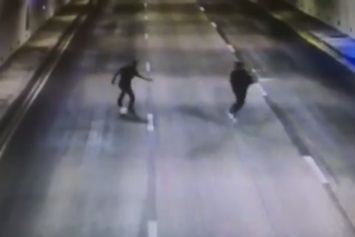 Игры со смертью: футбол парней в скоростном туннеле попал на видео
