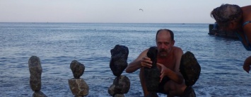 Одессит создает на пляжах балансирующие камни (ФОТО)