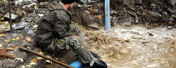 Порыв водовода в Мариуполе: фонтан в 5 метров остановил чопик (ФОТО)
