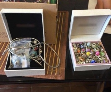 Житель Днепра продавал контрафактные ювелирные изделия в интернете
