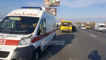 В Киеве на Окружной грузовик с землей протаранил маршрутку с пассажирами