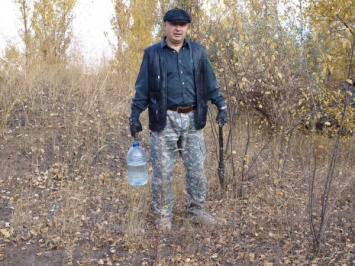 Криворожский энтузиаст своими силами озеленяет отвал (ФОТО)