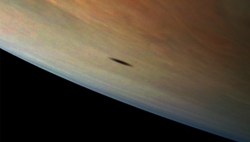 Зонд Juno сфотографировал тень луны на поверхности Юпитера