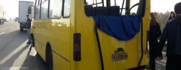 В Киеве маршрутка столкнулась с грузовиком, есть пострадавшие