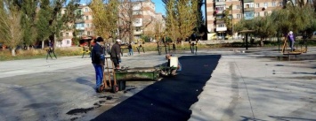 В Шелковичном стартовали работы по укладке покрытия для спортивной площадки с тренажерами