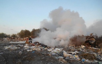Возле аэропорта Борисполь горит свалка