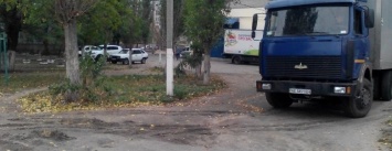 В Николаеве фуры "АТБ" регулярно разворачиваются на деткой площадке, рискуя задеть газопровод (ФОТО)