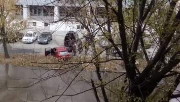 В центре Киева гейзер с горячей водой залил стоянку машин