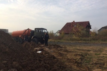 В Закарпатье - масштабный разлив нефти из-за проделанной местными жителями дырки в нефтепроводе