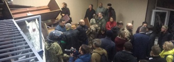 Ночью в Киеве боевики захватили Святошинский суд. Полиция пустила в ход гранаты