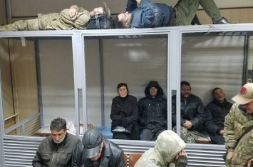 После погрома и газа: журналисты разведали обстановку в Святошинском райсуде