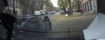 Как в центре Одессы грабят машины: видео с камеры наблюдения