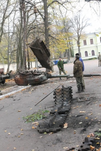 В Чернигове установили «памятник» сожженному российскому танку. Фото