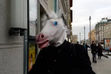 На пресс-конференцию Собчак ворвался «человек-лошадь»