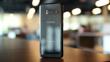 Samsung рекламирует безрамочные смартфоны в преддверии выхода iPhone X