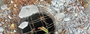 "Кривбассводоканал" жалуется, что дворники сметают листву в открытые канализационные люки