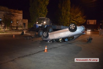 В Николаеве жена экс-начальника управления экологии врезалась в трактор - автомобиль перевернулся на крышу