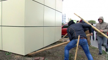 На поселке Котовского местные жители снесли два МАФа, установленных на клумбе под газопроводом