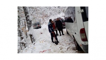 На заснеженной горной дороге в Крыму застрял автобус с 18 пассажирами