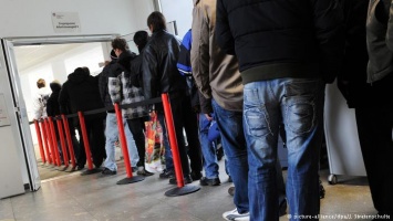 Число безработных в воссоединенной Германии впервые опустилось ниже 2,4 млн человек