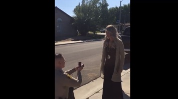 Полицейский сделал любимой необычное предложение выйти замуж (видео)