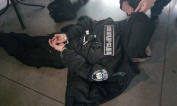 В СБУ заявили, что поймали в Киеве россиянина в форме Нацполиции с гранатами и коктейлями Молотова