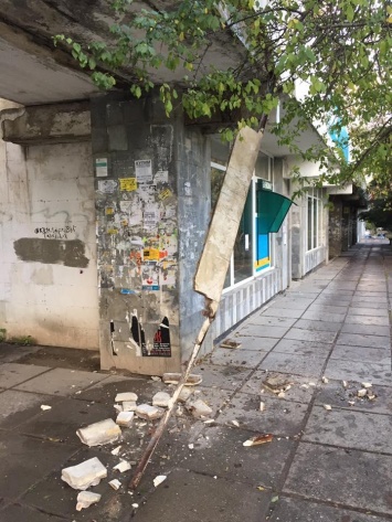 На центральной улице Симферополя обрушилась часть фасада дома