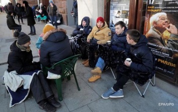 Сотни москвичей стали в очередь за новым iPhone