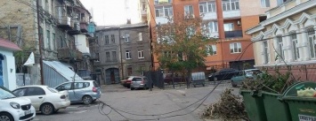 В центре Одессы оборванные провода повисли над улицей (ФОТО)
