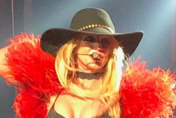 Конфуз на концерте Бритни Спирс - "потеряла" бюст и продолжила выступление