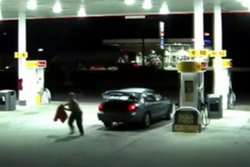Связанная американка сбежала из багажника, когда похититель ушел за покупками (видео)