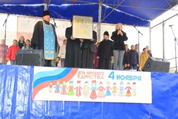 Пирог, канат и иконы: как в Алчевске праздновали «День народного единства»