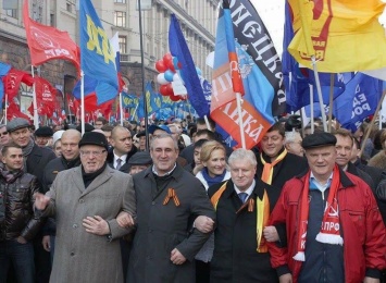 Вице-спикер российской Госдумы вышла на митинг с флагом «ДНР»