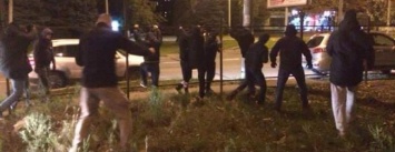 Одесские активисты ночью снесли у "Радужного" забор (ФОТО)