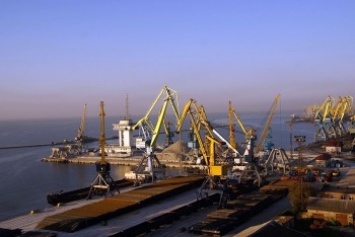 Мариупольский порт с 7 ноября временно уменьшает проходную осадку судов до 7,5 м
