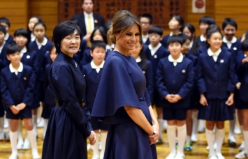 Мелания Трамп надела почти монашеское платье платье на встречу с императором Японии. Фото