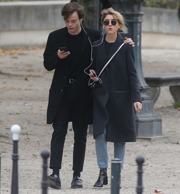 Чарли Хитон и Наталия Дайер отдыхают в Париже