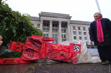 "Куликовцы" демонтировали шутливый памятник Октябрьской революции