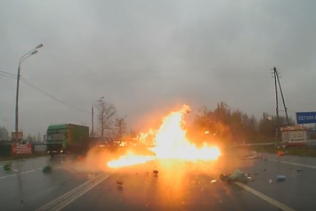 ВИДЕО огненного ДТП на России: VW Transporter отфутболил ВАЗ под грузовик