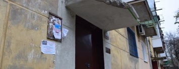 Жители Краматорска не в восторге от качества замены козырьков на подъездах жилых домов