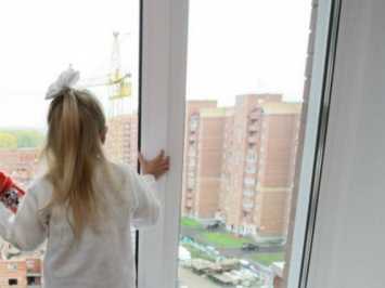 Шестилетняя николаевская шалунья переполошила прохожих, когда вылезла из окна на внешний блок кондиционера